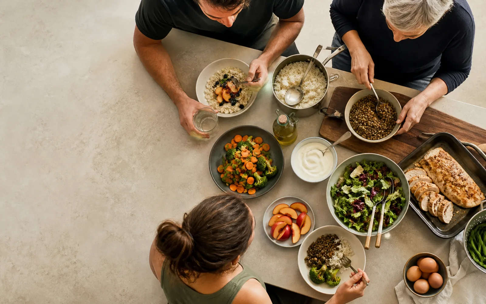 Repas quotidien équilibré composé d'aliments simples sur une table en bois clair.
